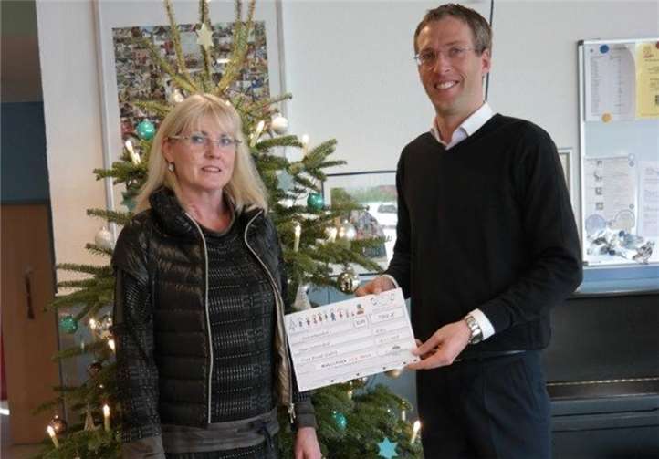Irmtrud Burkard nahm die Spende von Jens Guski für das Haus Leutesdorf entgegen.Privat