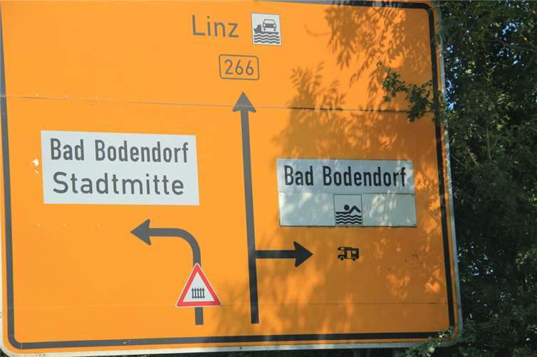 Irreführend: Auch vier Jahre nach der Flut führt das Straßenschild an der B 266 Ortsunkundige mit dem Hinweis auf das Thermalfreiband in die Irre.