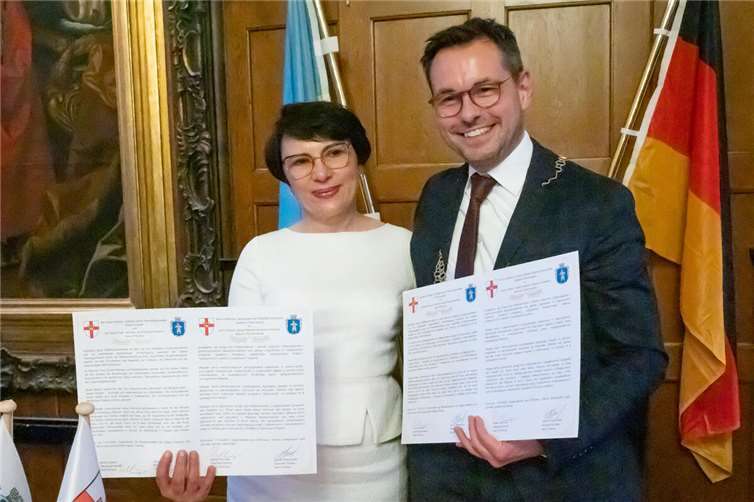 Iryna Pletnyova und David Langner freuen sich über die neue Städtepartnerschaft.