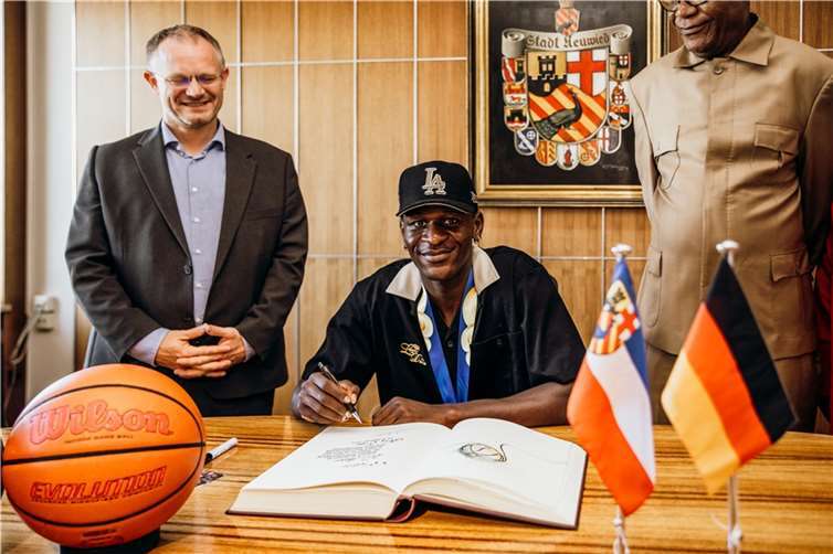 Isaac Bonga trug sich in das Goldene Buch der Stadt Neuwied ein. Foto: @dietzimage