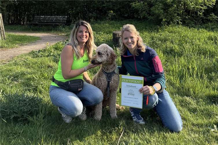 Isabel Jacobs, Hundeschule Jacobs (links) und Carina Schleiden, Stefan-Andres Realschule Plus (rechts).Foto: Clara Mollberg