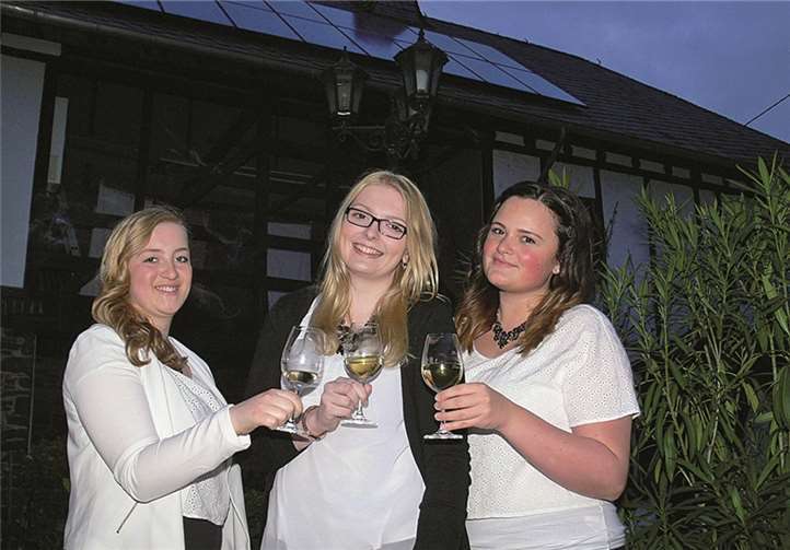 Isabell Burchert (Mitte) übernimmt künftig das Amt der Weinkönigin. Eva Fink und Lisa-Marie Scherr unterstützen sie als Weinprinzessinnen.