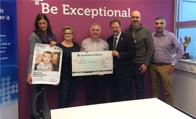 Isabell Freytag (Einsatzkoordinatorin „Familien-Bande“), Iris Hardt (Betriebsrat Kimberly-Clark Koblenz), Otmar Müller (Betriebsrat Kimberly-Clark Koblenz), Volker Grabe (Geschäftsführer DRK-Mittelrhein), Joachim Gutschmidt (Werksleiter Kimberly-Clark Koblenz) und Murat Saricicek (Betriebsrat Kimberly-Clark Koblenz).privat