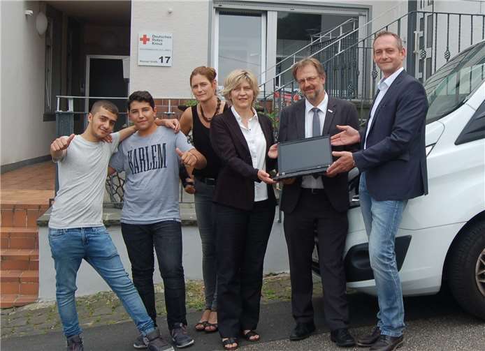 Isabell Freytag (Leiterin Kinder- und Jugendhilfe DRK-Mittelrhein, 3. v. l.), Jaqueline Röhm (Geschäftsführerin Kolpinghaus Koblenz, 4. v. l.), Volker Grabe (Geschäftsführer DRK-Mittelrhein, 5. v. l.), Axel Schwab (Abteilungsleiter für IT-Systeme Debeka, r.) mit zwei Jugendlichen des Hauses Lahneck (l.). privat