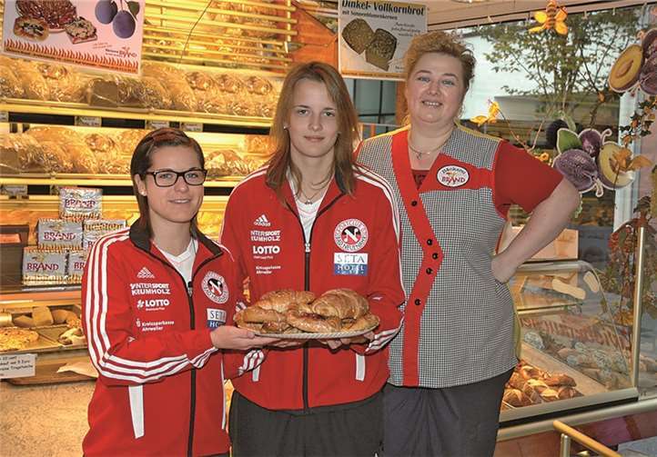 „Aus Liebe zum Backen“ Isabell Hüls (li.) und Melanie Eminger bedanken sich bei Gisela Brand für die Leckereien.privat