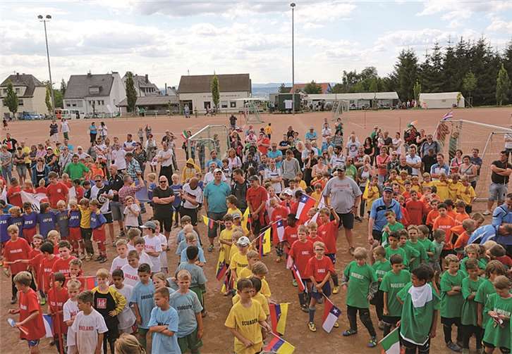 Isabell Schulte-Wissermann nimmt einen Scheck von Jürgen Sauer entgegen (Mitte).