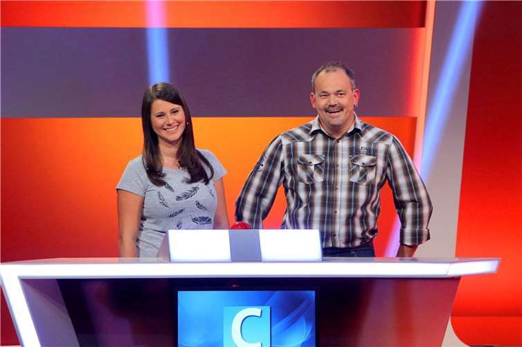 Isabell Stamm und Torsten Grünkorn spielen in der SWR Ratesendung gegen prominente Experten. Foto: © SWR/Peter A. Schmidt