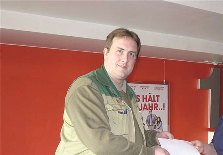 Isabella Bzowski überreichte die Spende Zoodirektor Mirko Thiel. privat