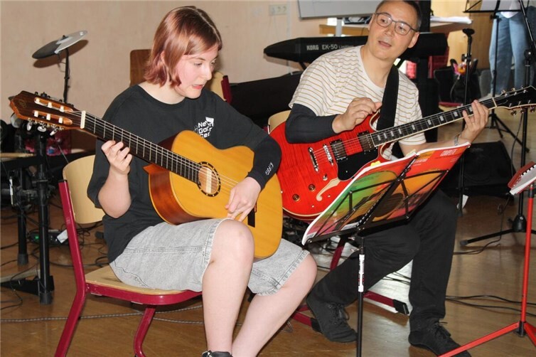 Isabella Möntenich spielt ihre Gitarre linkshändig und präsentierte mit Lehrer Iwo Iwanov einen flotten Beitrag.