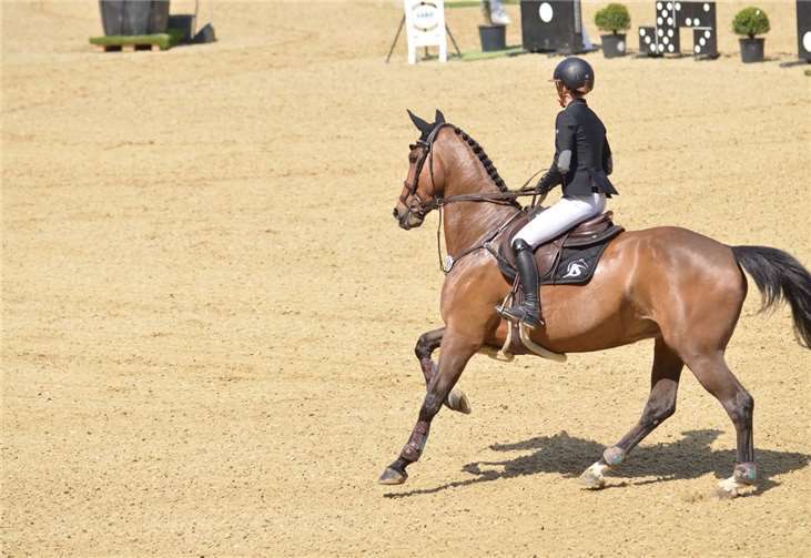 Isabelle Gerfer vom RV Kurtscheid und die zehnjährige Stute Ironie du Bois Halleux gewinnen die erste Etappe von Deutschlands U25 Springpokal in Mannheim.privat