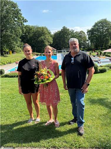 Isabelle Janz (Mitte) war der 20.000. Badegast der aktuellen Vulkanbadsaison. Ihr gratulierten Badleiterin Tabea Frost und Mendigs Stadtbürgermeister Achim Grün.  Foto: Stefan Pauly/VG-Verwaltung Mendig
