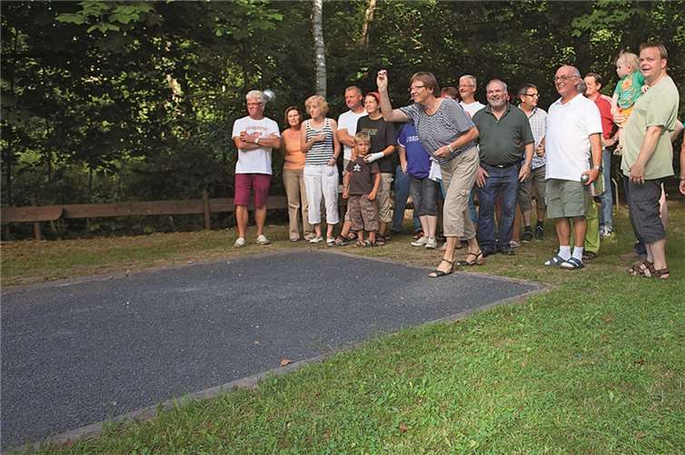 Isenburg. Die Isenburger können jetzt Boule in ihrer Gemeinde spielen. Ortsbürgermeister Werner Schüler eröffnete im Beisein von vielen Isenburgern die neu errichtete Boulebahn auf dem Kinderspielplatz am Sonnenberg. Der Spielplatz ist so groß, dass die Boulebahn bequem integriert werden konnte. Die Isenburger Vereine gaben 600 Euro dazu und erbrachten Eigenleistungen. Viele Isenburger kamen zum Spielen und gemütlichen Beisammensein.WT