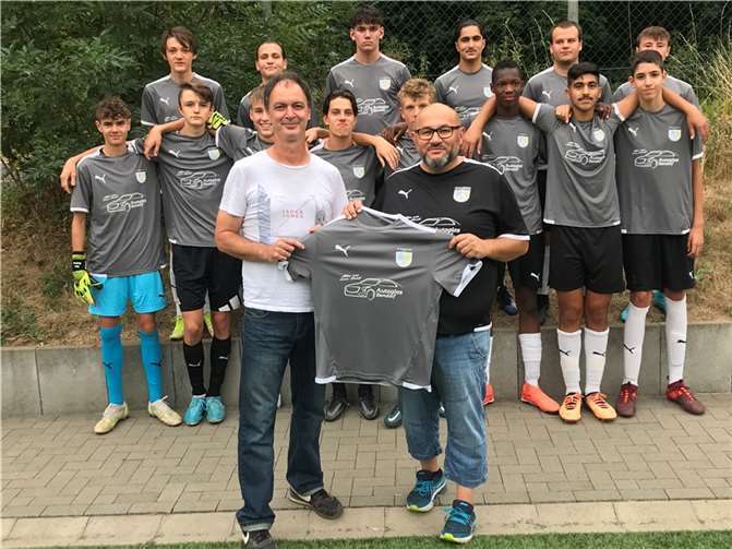 Ismail Keckec, der Inhaber der Firma Autoglas Bendorf, sponserte Trainingsanzüge und Aufwärmshirts.