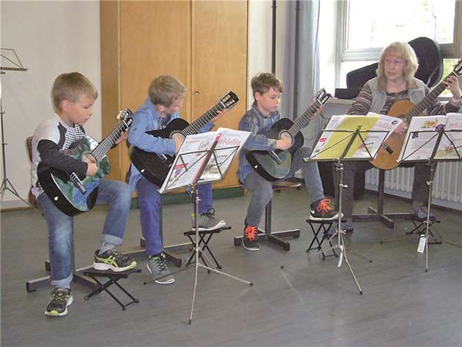 Ist Gitarre spielen etwas für mich? Bei der KMS können Kinder ausprobieren, ob ihnen ein Instrument liegt. KMS MYK