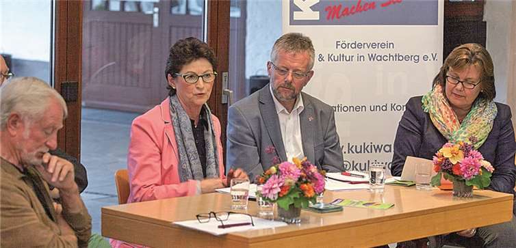 „Ist das Kunst oder kann das weg?“, mit diesem Thema beschäftigte sich eine Podiumsdiskussion im Ließemer Köllenhof mit (v.li.): Altbürgermeister Hans-Jürgen Döring, Bürgermeisterin Renate Offergeld, Kreis-Kulturamtchef Rainer Land und Moderatorin Dr. Barbara Hausmanns. JOST