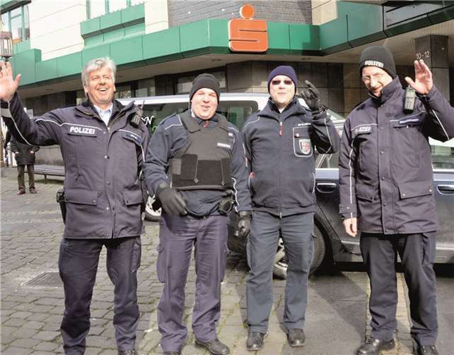 Ist das nicht herrlich. Dass, was man früher in Rosenmontagsübertragungen in Köln sehen konnte, nämlich aufgeschlossene und freundliche Polizisten, das gibt es auch in der Eifelstadt Mayen. Wie hier, am Schwerdonnerstag, als die Freunde und Helfer innerhalb der närrischen Szenerie Präsenz zeigten. Und dies so richtig menschlich mit einem „Mayen Mayoh“ gewürzt. Warum eigentlich nicht ? Bei den Närrinnen und Narren kommt eine solche Bürgernähe jedenfalls gut an. Bernd Schmitz.