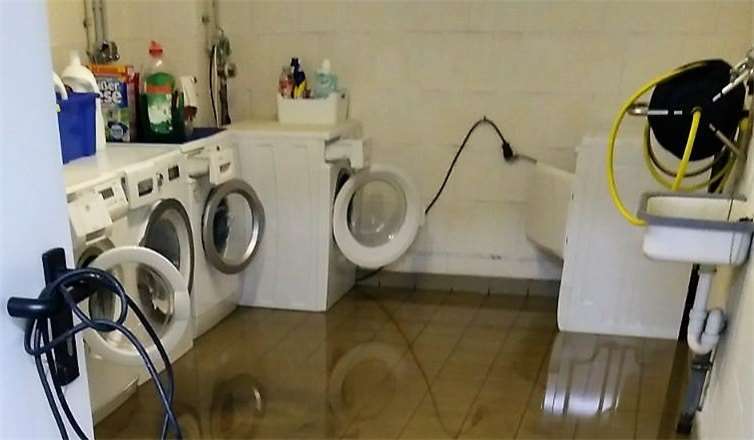 Ist der Keller erst einmal vollgelaufen, kann´s teuer werden. Schutz können der fachgerechte Einbau und die regelmäßige Wartung einer Rückstausicherung bieten.Bleser