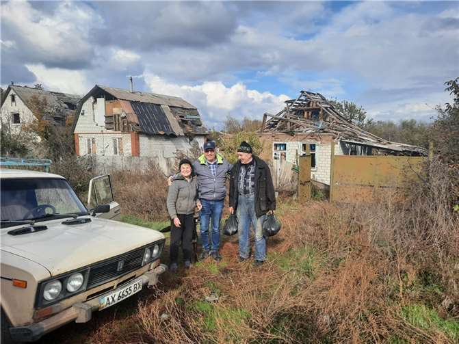 Ist die Freude der Menschen in der Ukraine, wenn Hilfslieferungen aus Deutschland eintreffen. Hier bringt Alfred Eich Lebensmittel in die „vergessenen Dörfer“ in der Ukraine.
