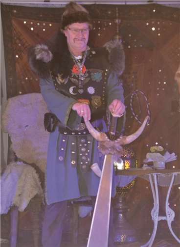 Ist er etwa der gefürchtete Hunnenkönig Attila – oder doch der nette Edmund Zock.