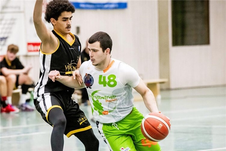 Ivan Harkusha (Nr. 48 in grün-weiß) vom TuS Treis-Karden erzielte für sein Team im Spiel gegen Illingen erstmals eine 20-Punkte Führung. Foto: Lisa Ferrlein