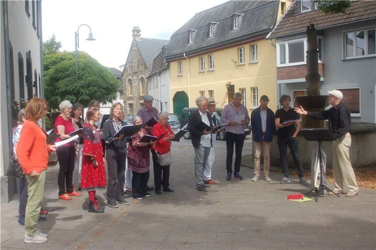 Ivan Midgley dirigiert 17 Sängerinnen und Sänger auf der Kirchstraße.  Foto:privat
