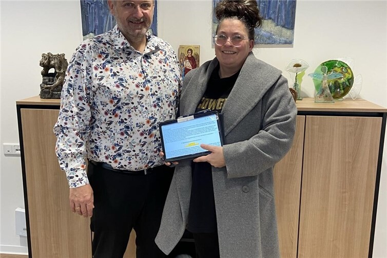 Ivonne Busch (re.) stellt Christoph Kicherer (li., Erster Beigeordneter der Verbandsgemeinde Vordereifel) ihr Projekt vor