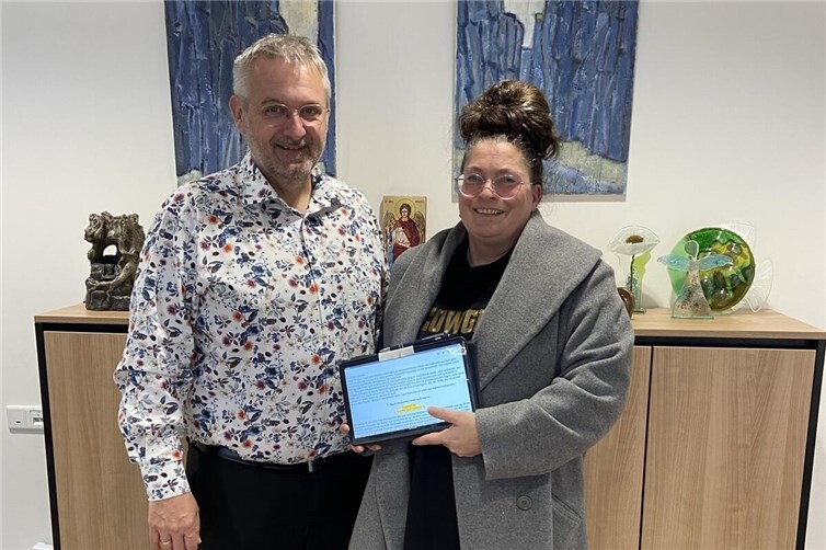 Ivonne Busch (re.) stellt Christoph Kicherer (li., Erster Beigeordneter der Verbandsgemeinde Vordereifel) ihr Projekt vor.