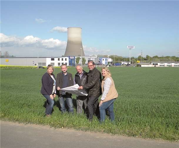 Ivonne Timmermann, Oliver Auner, Werner Frein, Peter Moskopp und Gudrun Kretschmann (v. l.) machten sich vor Ort ein Bild von der Situation „Im Hundel“. privat