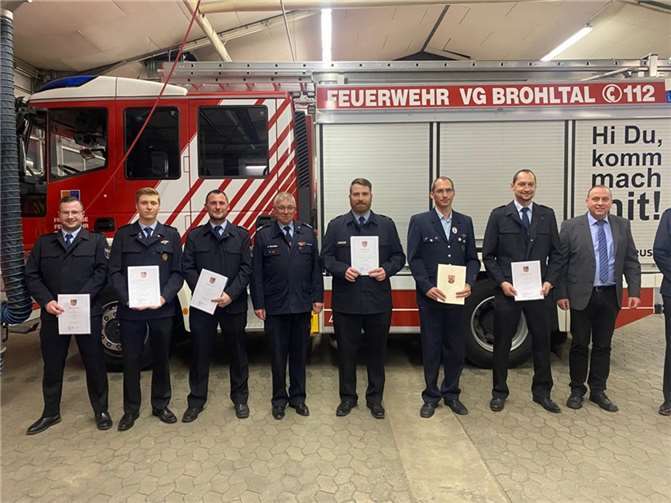 J. Bell und Karl Oelsberg mit den Geehrten, Beförderten und Ernannten. Fotos: privat