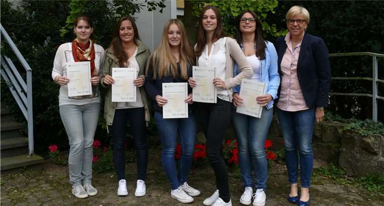 J. Birro, V. Staudt, K. Zentz, Ch. Zschunke, K. Til - von links nach rechts - mit ihrer Lehrerin aus der Vorbereitungs-AG Annette Niklas-Wirth. Privat