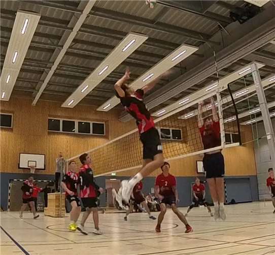 J. Veit setzt zum kraftvollen Angriffsschlag an und bringt die gegnerische Abwehr in Bedrängnis. Foto: privat