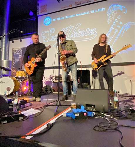 J.B. Biesmans (Mitte) unterstützte beim abschließenden „I’d rather go blind“ Sean Webster (links) und seine Band. Im Bild auch Websters Bassist Floris Poessé.  Foto: Bluesfreunde/Dennis Schreiber