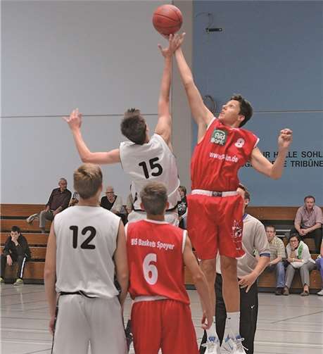JBBL-Spieler Felix Meyer beim Tip-Off. privat