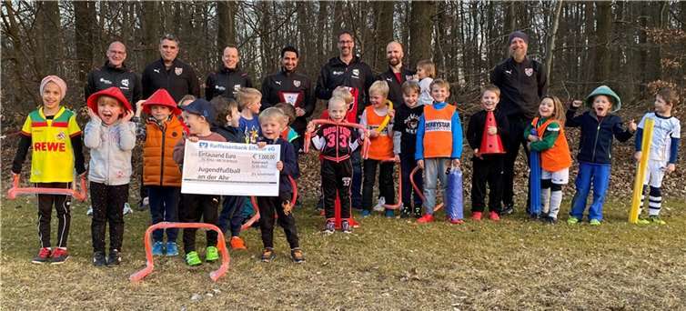 JFV Schieferland übergibt Spende an die JSG Ahrtal. Foto: JFV Schieferland