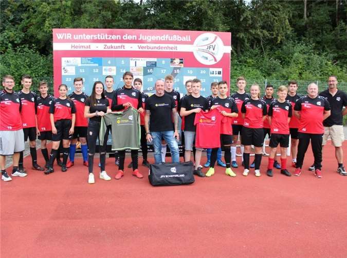 JFV-Vorstand Maik Groß und Fahrschulen-Inhaber Frank Gittke zusammen mit seinen Kindern übergaben den Trikotsatz an das Team um die Trainer Timo Schnorpfeil und Alwin Göhring. Foto: privat