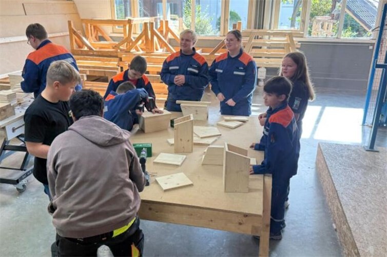 JFW Kids beim Bau eines Vogelhauses (Holzverarbeitung)