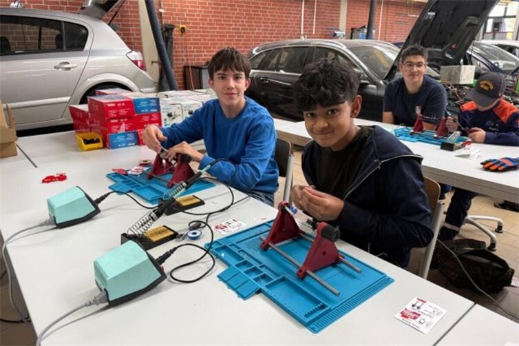JFW Kids beim Bau von Elektronik
