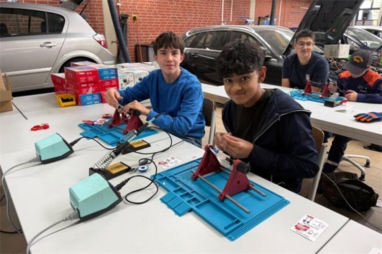 JFW Kids beim Bau von Elektronik