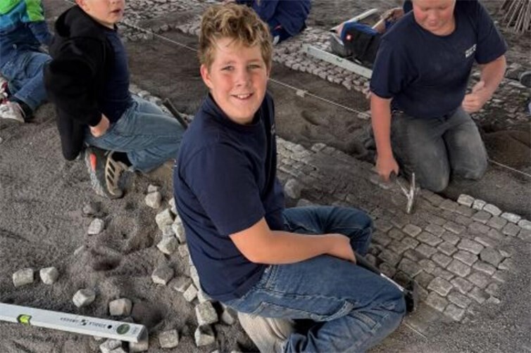 JFW Kids beim Straßenbau