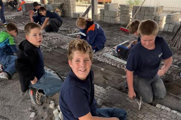 JFW Kids beim Straßenbau