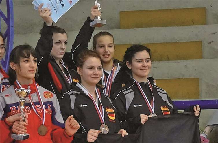 JKA EM Jugend 2013: Helena Pejcic oben li. errang den dritten Platz im Kumite Team der Europameisterschaft.