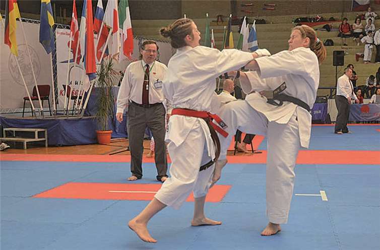 JKA EM Jugend 2013: links Helena im Angriff. privat