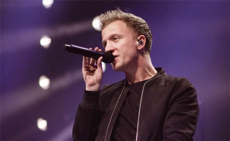 JORIS teilte mit seinem Publikum die Geschichte hinter „Glück auf“.Eine Geschichte von Angst und Mut, die ihn heute noch zu Tränen rührt.