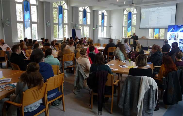 JProf. Dr. Erika Sirsch, kommissarische Dekanin der Pflegewissenschaftlichen Fakultät der PTHV, begrüßte die rund 70 Interessentinnen und Interessenten.Foto: privat
