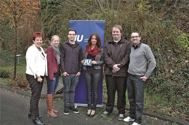 JU Vorstand und Gemeindeverbände (v.l.) Stellvertretende Vorsitzende CDU-Gemeindeverband Altenahr, Ingrid Näkel-Surges, Beisitzerin Katrin Bertram, stellvertretender Vorsitzender Daniel Zavelberg, Vorsitzende Meike Stollenwerk, Schatzmeister Yannick Renz, Vorsitzender CDU Gemeindeverband Adenau Michael Korden. UM