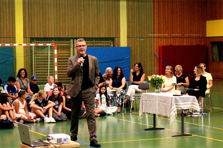 Ja, Schule kann Spaß machen: Mit viel Humor vertrieb Schulleiter Ralf Heuft die Aufregung der „Neuen“ an ihrem großen Tag.