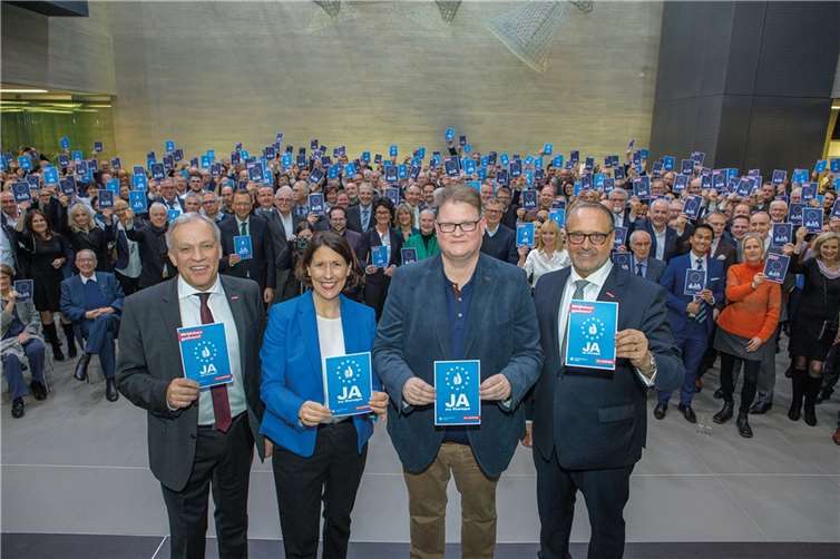 „Ja zu Europa!“ sagen im Jahr der Europawahl (vordere Reihe v.li.) HwK-Präsident Kurt Krautscheid, Wirtschaftsministerin Daniela Schmitt, EU-Abgeordneter Ralf Seekatz und HwK-Hauptgeschäftsführer Ralf Hellrich zusammen mit 600 Gästen des HwK-Neujahrsempfanges.