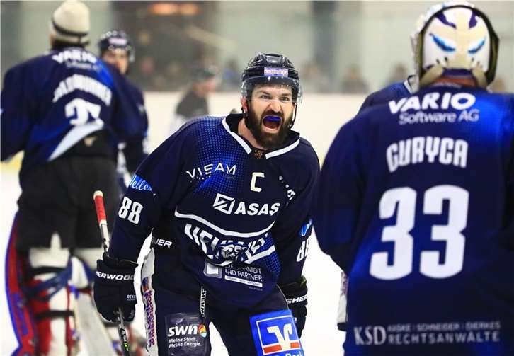Jaaaa! Aus dem Gesicht von Jeff Smith spricht nach seinem Siegtreffer die pure Entschlossenheit, mit der die Bären den Heimsieg feierten. Foto: privat