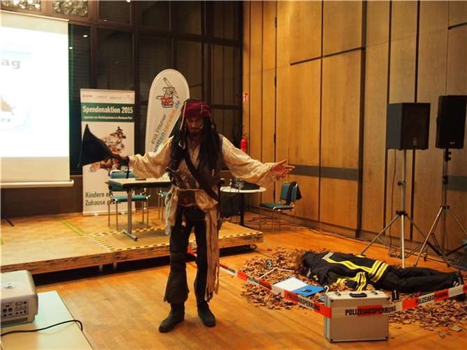 Jack Sparrow-Double Michael Heuel führte als Moderator an den jeweiligen „Tatort“.