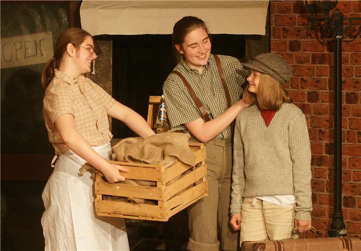 Jacklyn Wagner als Mr. Hobbs, Lisa Eversheim als Dick und Pauline Janßen als Cedric Errol.Foto: privat